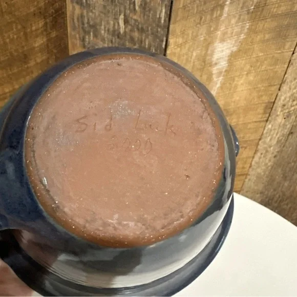 Vintage 2000 Sid Luck Pottery Blue Mixing Bowl Spout & Handle Signed Farmhouse - Picture 11 of 12